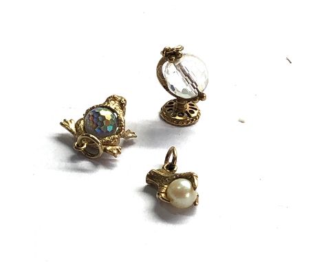 3 x 9ct gold vintage pearl &amp; crystal set charms inc. frog, globe and eagle talon (3.6g) 