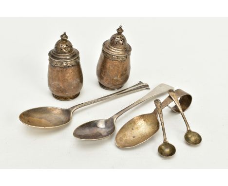 A SMALL QUANTITY OF SILVER ITEMS, to include a salt and pepper pot, hallmarked Birmingham 1940, two salt spoons, hallmarked B