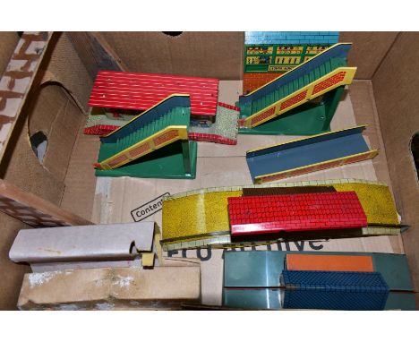 A QUANTITY OF BOXED AND UNBOXED HORNBY 0 GAUGE TRACK, to include boxed No 2 turntable, assorted boxed track, points, buffer s