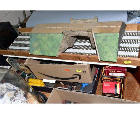 A QUANTITY OF BOXED AND UNBOXED 00 GAUGE MODEL RAILWAY ITEMS, to include four boxed locomotives Mainline class 2251 Collett G