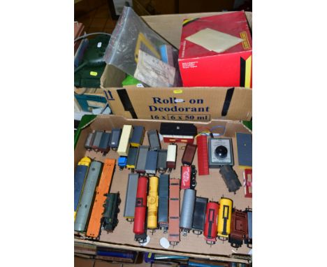 A QUANTITY OF UNBOXED AND ASSORTED OO AND HO GAUGE MODEL RAILWAY ITEMS, to include Hornby Dublo class 28 Co-Bo locamotive No.