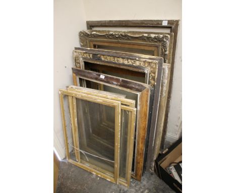 A SELECTION OF VINTAGE PICTURE FRAMES TO INCLUDE GILT EXAMPLES 