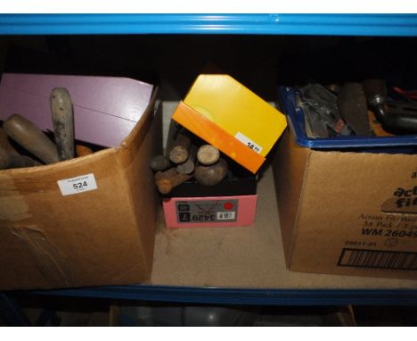 A QUANTITY OF HAND TOOLS TO INCLUDE PLANES, HAMMERS ETC