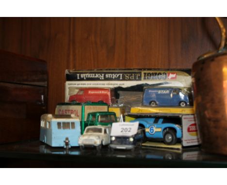 A SELECTION OF TOY CARS AND VEHICLES TO INCLUDE DINKY, CORGI AND TONKA 