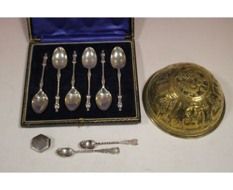 A SET OF SIX HALLMARKED SILVER TEA SPOONS WITH FIGURATIVE FINIALS TOGETHER WITH A SILVER SNUFF BOX, WHITE METAL SPOONS AND A 