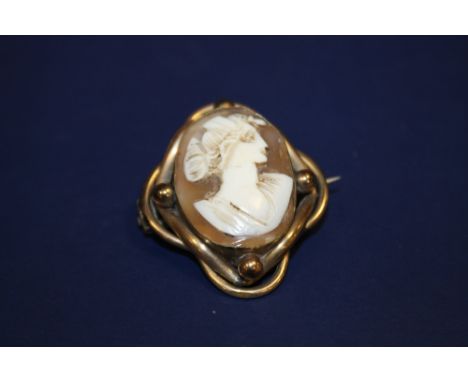 A VINTAGE YELLOW METAL CAMEO BROOCH 