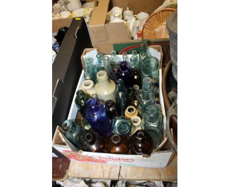 A COLLECTION OF SMALL VINTAGE GLASS BOTTLES 