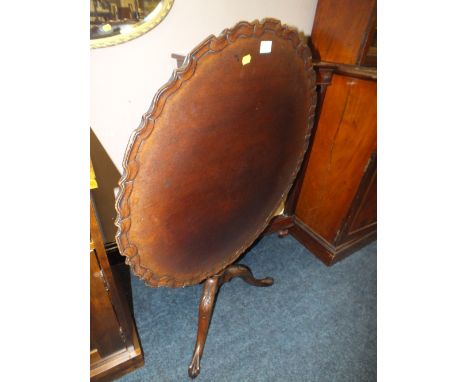 A CHIPPENDALE DESIGN MAHOGANY PIE CRUST PEDESTAL TABLE, RAISED ON A CARVED FLUTED SUPPORT WITH BALL & CLAW FEET, DIA.76.5 CM