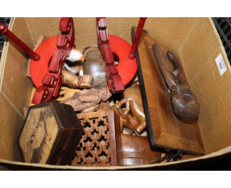 A BOX OF TREEN TO INCLUDE CARVED FIGURES, MOUNTED NUTCRACKER, ANIMALS ETC.