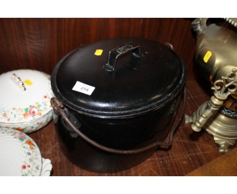 A VINTAGE 'JUDGE' BRAND GALVANISED LIDDED POT 