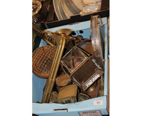 A TRAY OF METALWARE TO INCLUDE A BUGLE, ANGLE POISE LAMP, BRASS JUG ETC.
