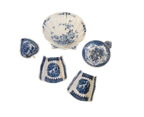 A CAUGHLEY BLUE AND WHITE ASPARAGUS SERVER, circa 1770, printed with a version of the Fishermans pattern within cellular bord