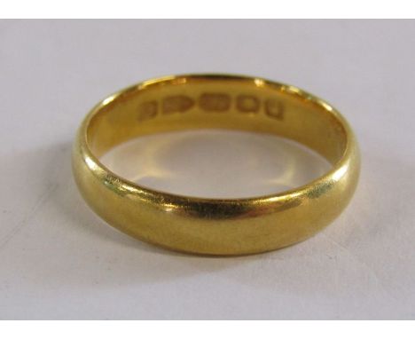 22ct gold wedding band with case - total weight 3.6g - ring size K/L