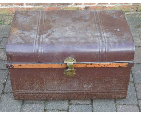 Early 20th century tin trunk&nbsp;