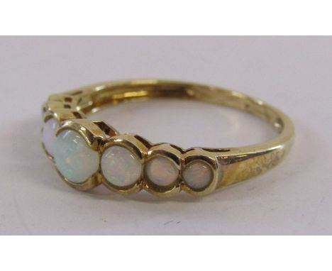 9ct gold and opal ring - total weight 2.5g - ring size T/U&nbsp;