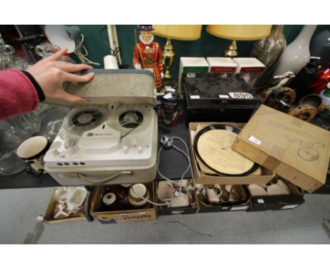 Quantity of vinyl singles on vintage rack