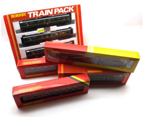 Hornby Railways '00'gauge collection to include Southern 249 green locomotive, no tender; train pack of three carriages R.369