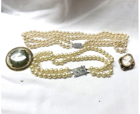 Mixed lot: comprising Cameo Brooch with base metal back, two simulated Pearl necklaces and a further hard stone Brooch (4) 