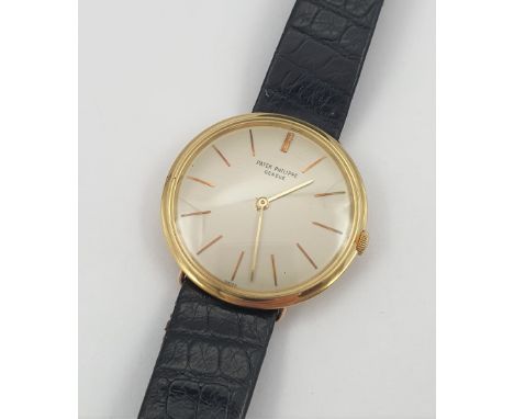 A gentleman's Patek Philippe manual wind Wristwatch the champagne dial with hourly baton markers in 18ct gold case, case widt