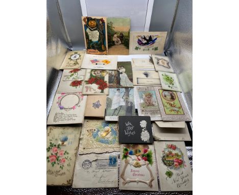 A Quantity of mixed vintage postcards which includes comical and greeting cards 