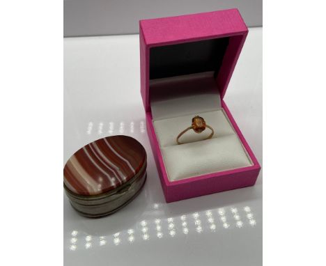 A 9ct gold ladies citrine stone ring together with a plated and agate stone snuff box. 