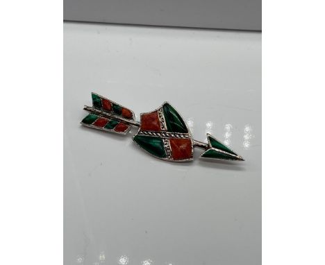 A Silver, agate and malachite arrow brooch. [5.3cm in length] 