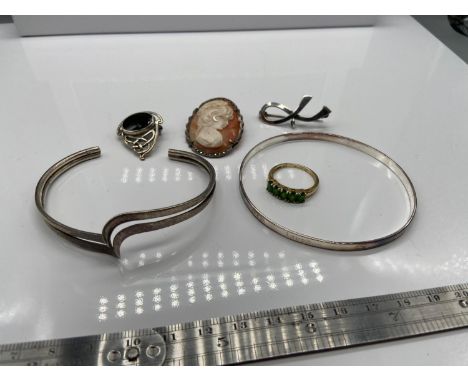 A Quantity of 925 silver jewellery which includes Love, Life, Laugh bangle, 925 gilt silver and green stone ring, 800 silver 