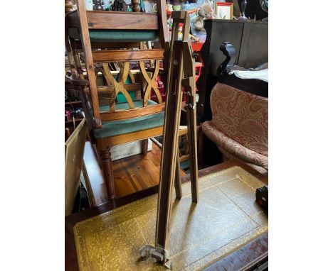 A Vintage Winsor &amp; Newton Ltd artist easel. 