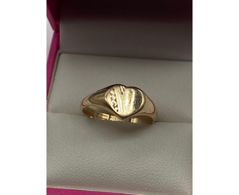 A Ladies 9ct gold heart shaped signet ring. [Ring size O] [3 Grams] 