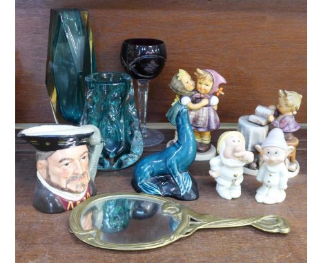 Two coloured glass vases, a Royal Doulton Henry VIII character jug, two Hummel figures, (Book keeper a/f), novelty Sneezy and