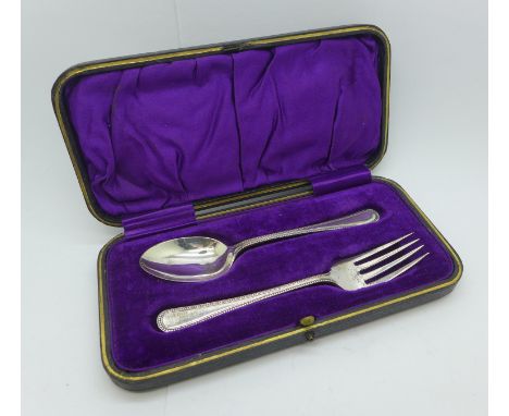 A silver christening fork and spoon set in a fitted case, Sheffield 1904, 38g 