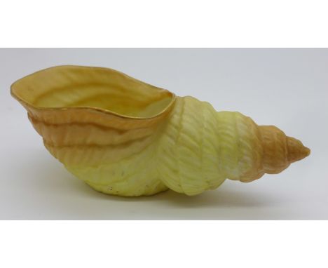 A Royal Worcester shell shaped posy vase, G716 backstamp, 12cm 