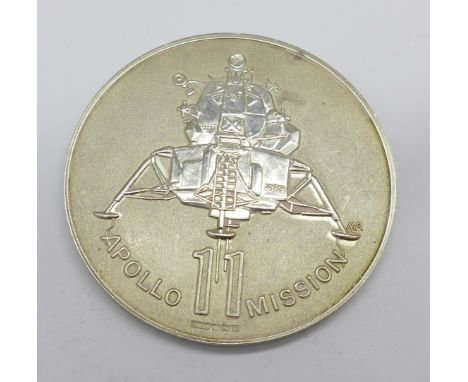 A hallmarked silver Man's First Moon Landing, Apollo 11 Mission commemorative medallion, 20.7.1969, cased, 71.8g, 57mm 