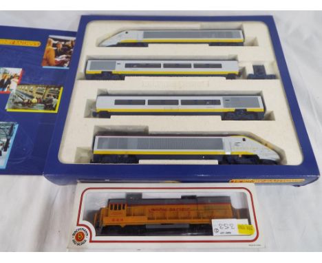 Model railways - a model railways OO gauge Eurostar train set, all appears mint in box and a Bachmann HO scale D40X 16-wheel 