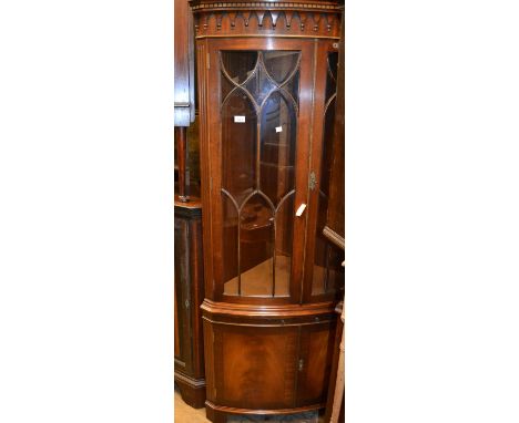 Good quality reproduction mahogany bow front standing corner cabinet, the moulded dentil and pendant cornice above a pair of 