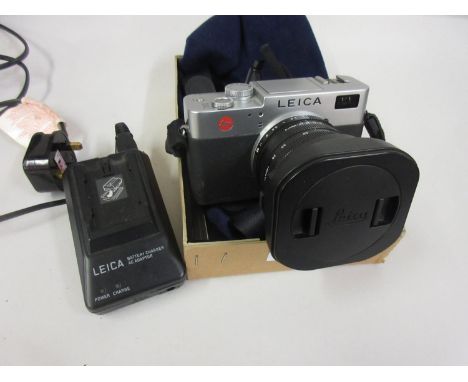 Leica Digilux 2 camera with instructions and charger (no battery) 