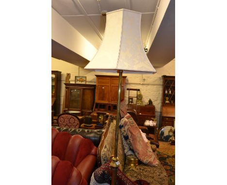 Good quality Edwardian brass oil lamp standard adapted for use with electricity, the plain fluted column above a conforming t