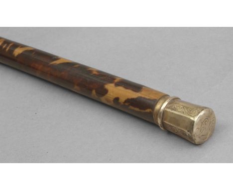 A first third of 20th century baton. Carved wood and tortoiseshell shaft and a 9k. yellow gold handle., 82 cm. Tortoiseshell 