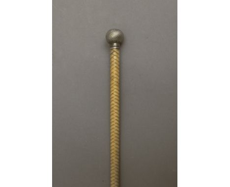 A whip circa 1900. In braided leather with a silver plated knob handle, 81 cm. long.