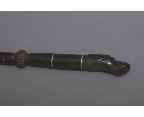 A first half 20th century whip, Carved horn handle in the shape of a dog with metal details and leather, 70 cm. long.