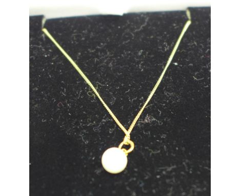 A fine 9ct gold chain with pearl pendant, chain 0.7g 