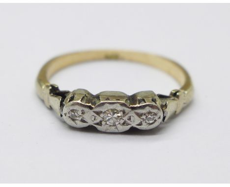 A yellow metal and white metal set three stone diamond ring, 1.8g, L 