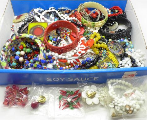 Vintage jewellery including plastic 