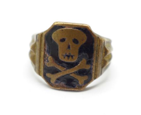 An early to mid 20th Century skull and crossbones ring, P 