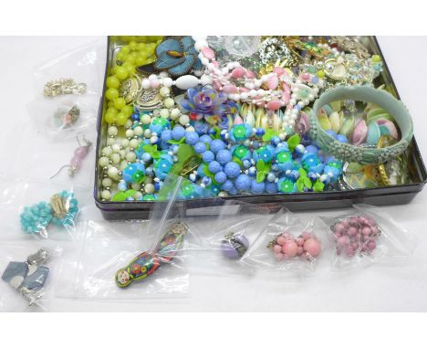 Vintage jewellery including plastic 