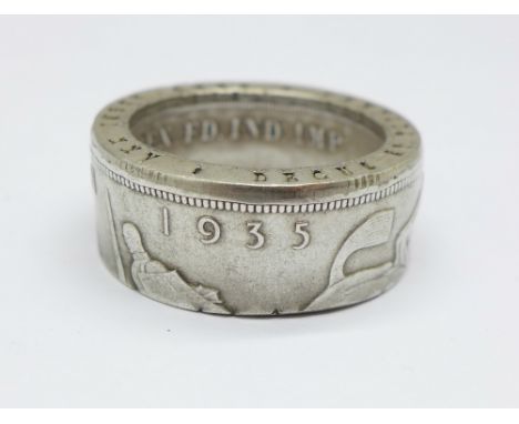 A large ring made from a silver 1935 crown, 23.8g 