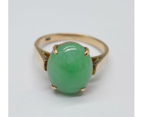 A 14ct gold and jade ring, 3.8g, M 