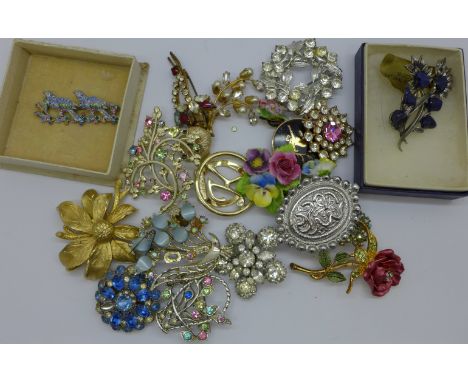 A collection of vintage brooches 