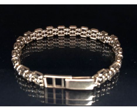 9ct Gold gate link style bracelet alternating three bar and two bar with adjustable clasp, approx 12.9g