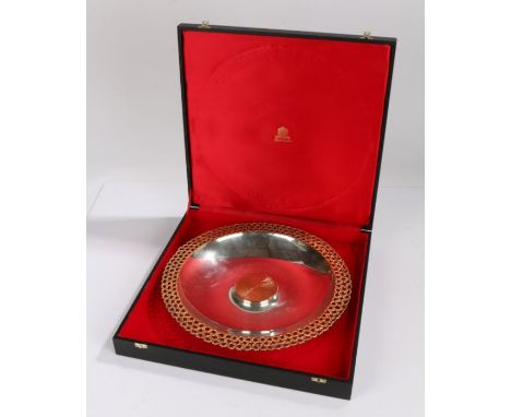 Stuart Devlin Elizabeth II silver dish, London 1989 maker Stuart Devlin, with bark effect gilt centre and pierced gilt border